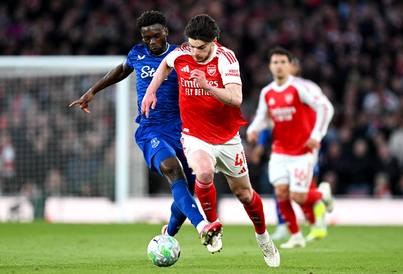 Bintang Arsenal Declan Rice dan pemain Everton berebut bola dalam pertandingan Premier League di Emirates Stadium yang berakhir imbang 0-0 di babak pertama. (Foto: x.com/premierleague)