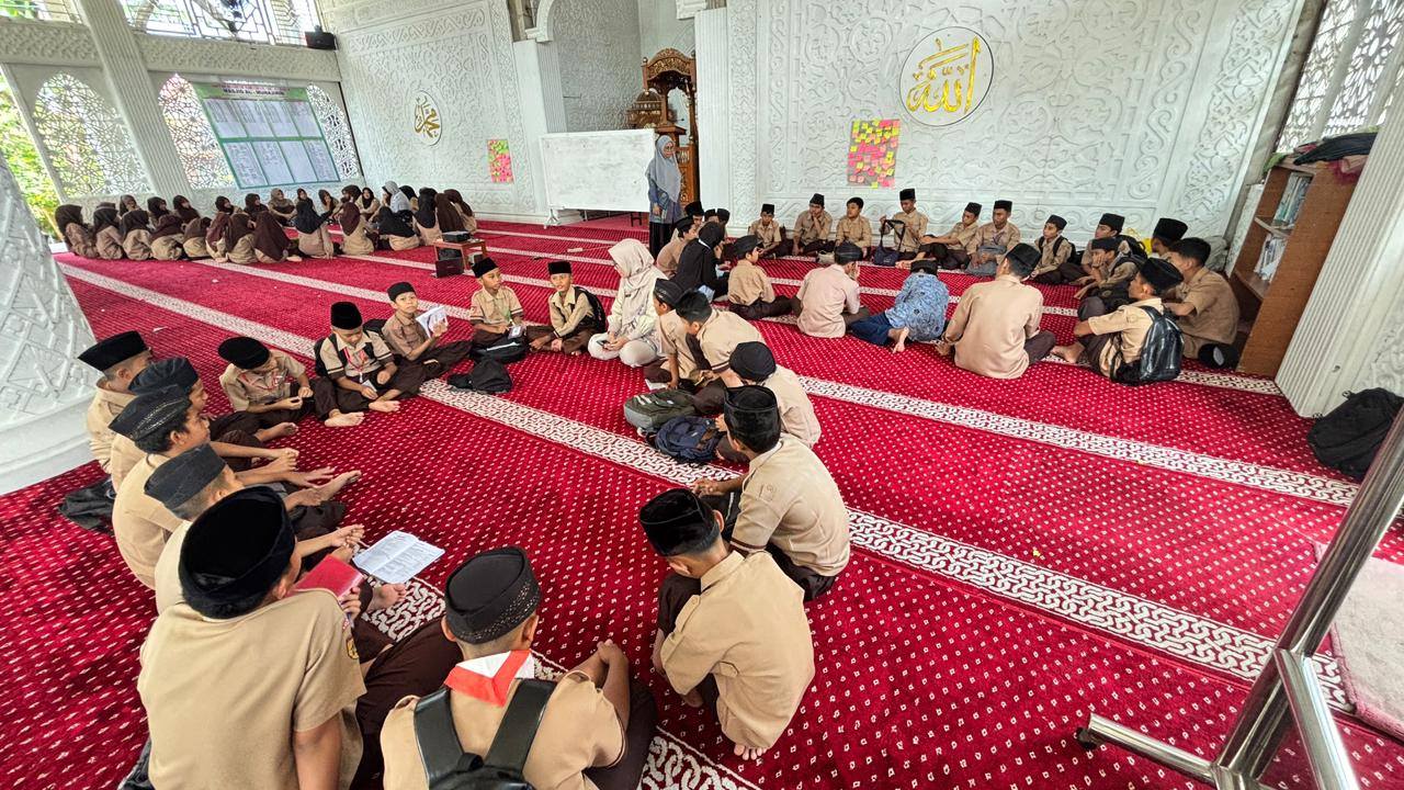 Pemko Padang menerapkan teknologi facial recognition di masjid melalui program Smart Surau untuk memantau aktivitas ibadah siswa dan memperkuat peran remaja masjid.