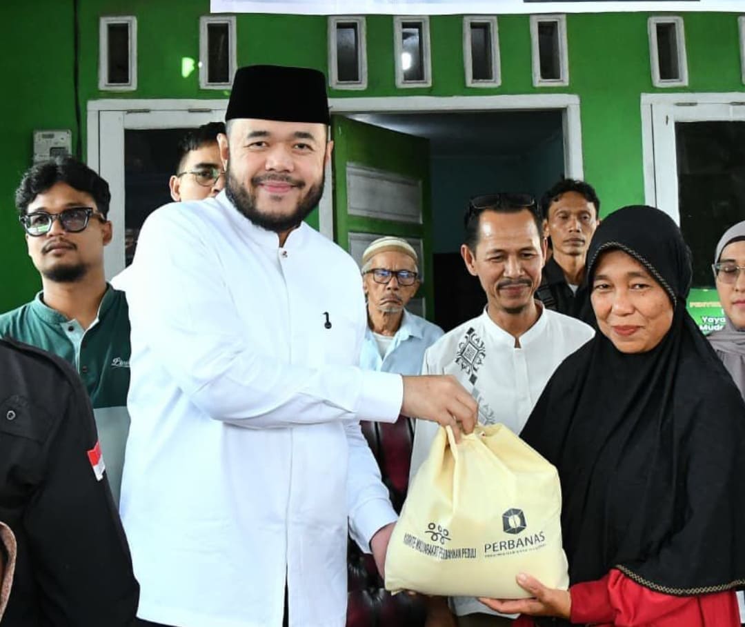 Fadly Amran Serahkan Bantuan Ramadan dari Yayasan Lebah Muda Indonesia kepada Warga Padang.(Foto: Prokopim)