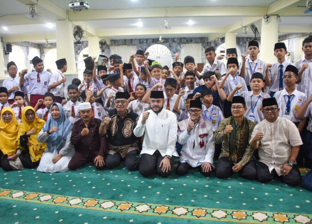 Wali Kota Padang Fadly Amran saat penutupan Pesantren Ramadan 1447 H di Masjid Raya Al-Munawwarah, Surau Gadang, Kecamatan Nanggalo, Minggu (15/3/2026).Foto: Prokopim)