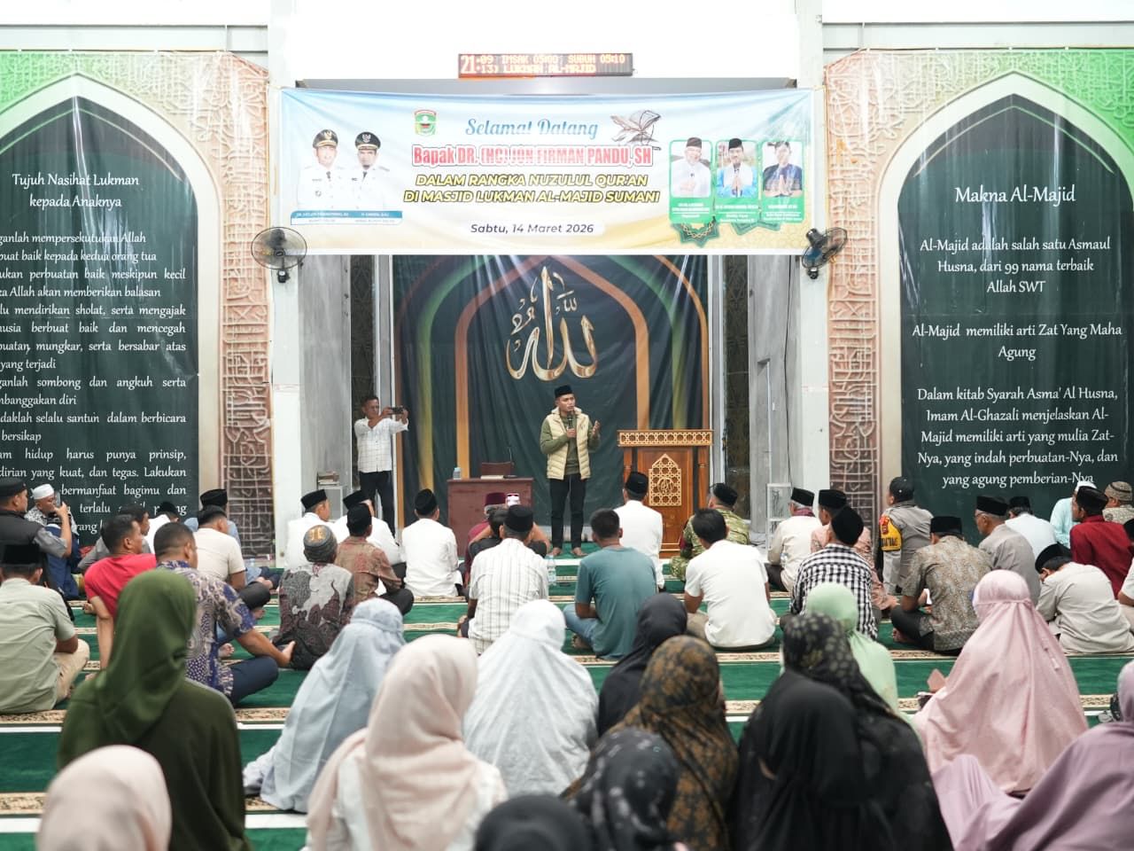 Bupati Solok, Jon Firman Pandu, menghadiri peringatan Nuzulul Quran yang digelar di Masjid Lukman Al-Majid, Nagari Sumani, Kecamatan X Koto Diatas, Sabtu (14/3/2026).