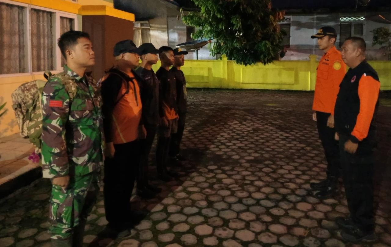 Tim SAR gabungan bersiap lakukan pencarian korban perahu karam di Sangir Batang Hari, Solok Selatan, Minggu (15/3/2026).