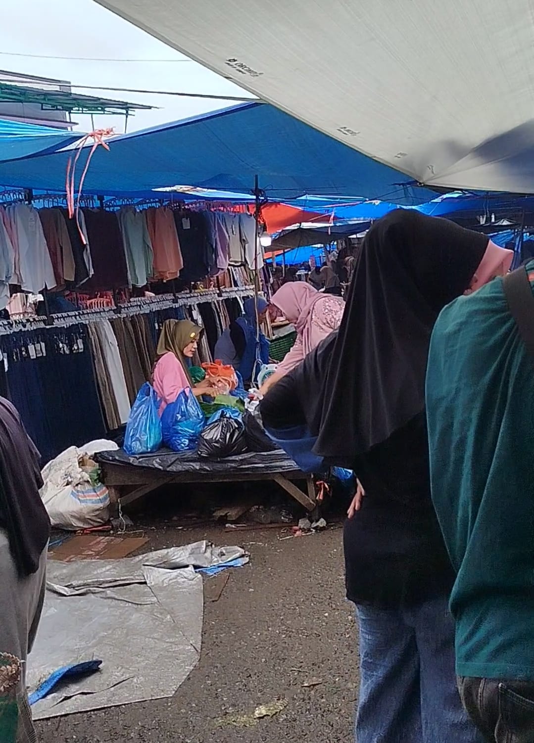 Memasuki H-6 menjelang Idul Fitri 1447 H, aktivitas masyarakat di Pasar Baru Pulau Punjung, Kabupaten Dharmasraya, mulai menunjukkan peningkatan, Minggu (15/3/2026).