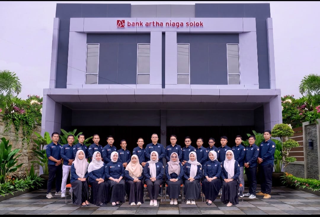  Jajaran manajemen PT BPR Artha Niaga Solok dengan latar gedung baru yang menjadi kantor pusat PT BPR Artha Niaga Solok.