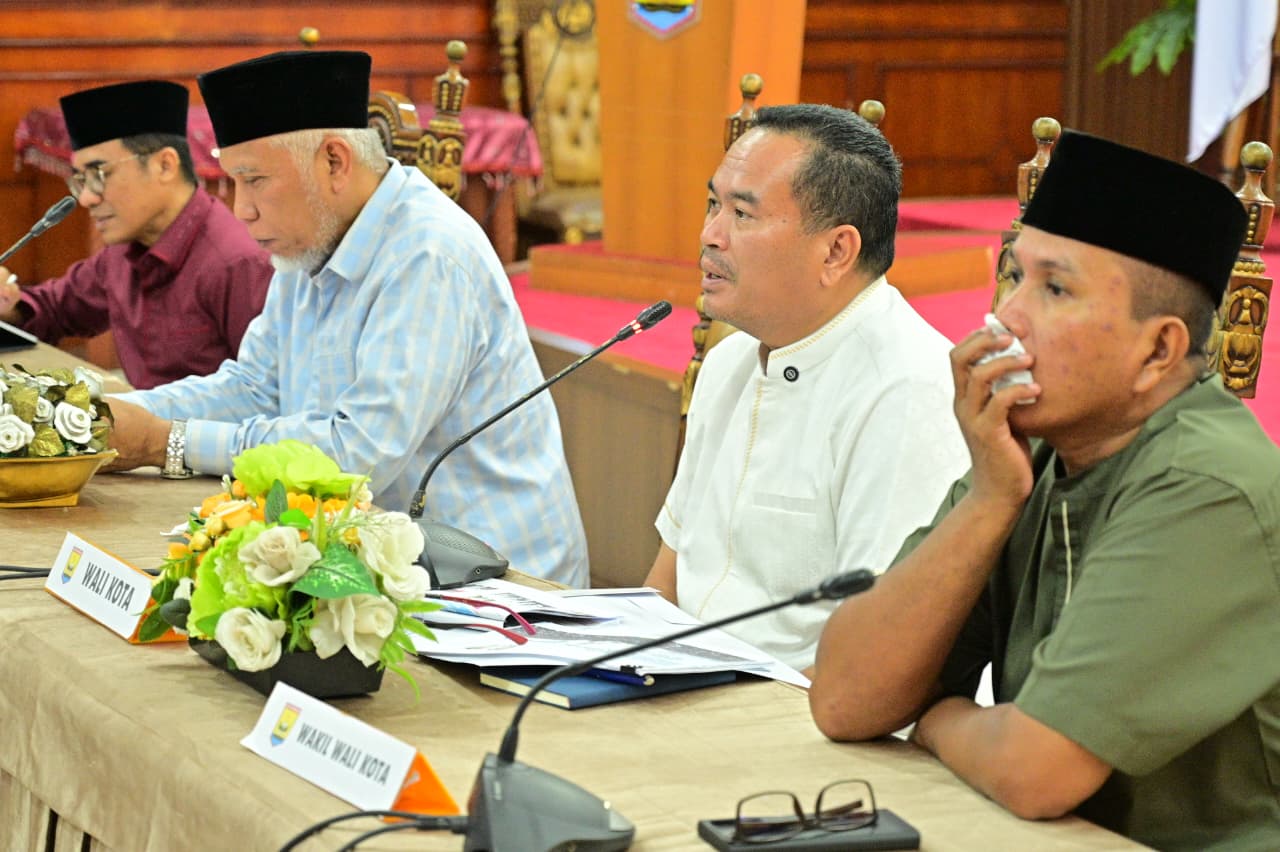 Rapat koordinasi Pemerintah Provinsi Sumbar bersama Pemerintah Kota Pariaman di Aula Balaikota Pariaman, Minggu (15/3/2026).