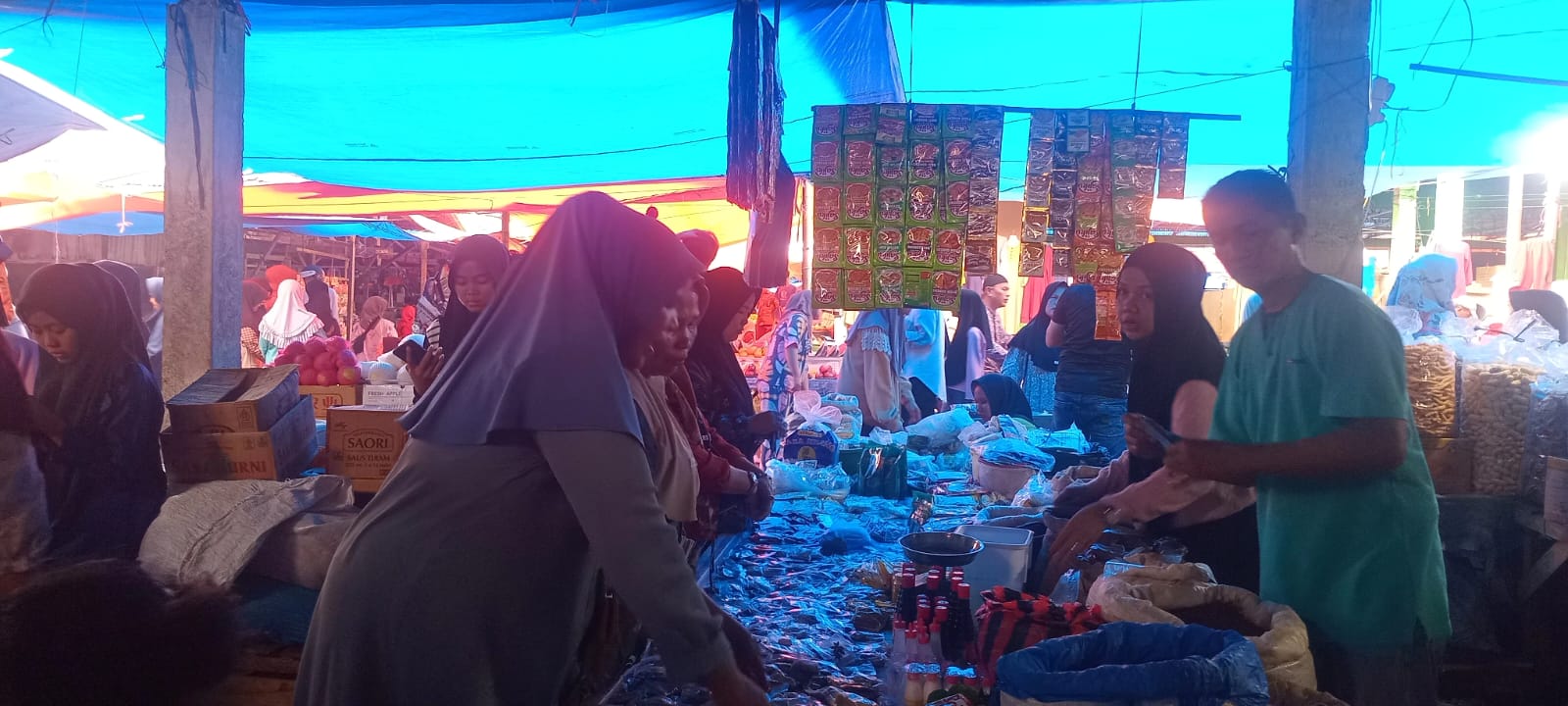 Penjualan bumbu dapur di pasar Lubuk Basung Agam meningkat H-5 Lebaran. Warga memborong rempah untuk memasak rendang, gulai, dan hidangan khas Idulfitri.