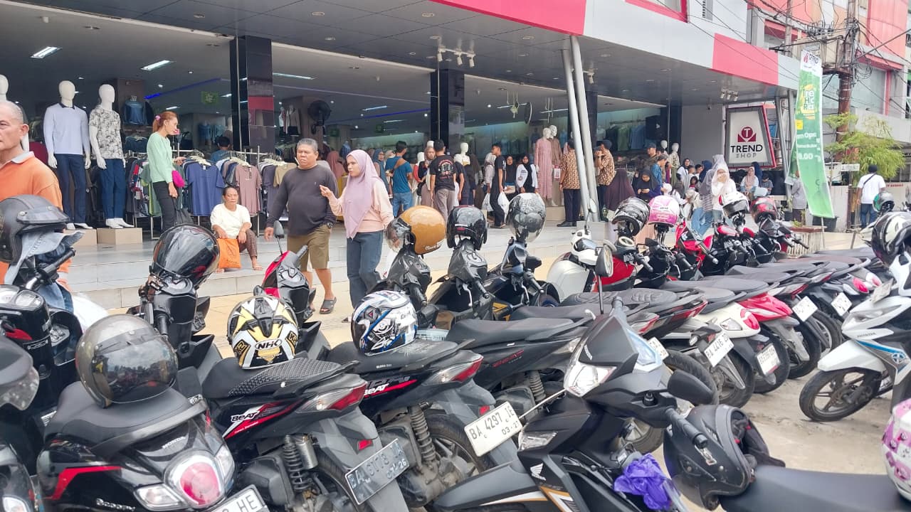 Pasar Raya Padang dipadati ribuan pengunjung pada akhir pekan terakhir Ramadan 1447 H. Warga berburu kebutuhan Lebaran hingga ke sudut-sudut pasar.