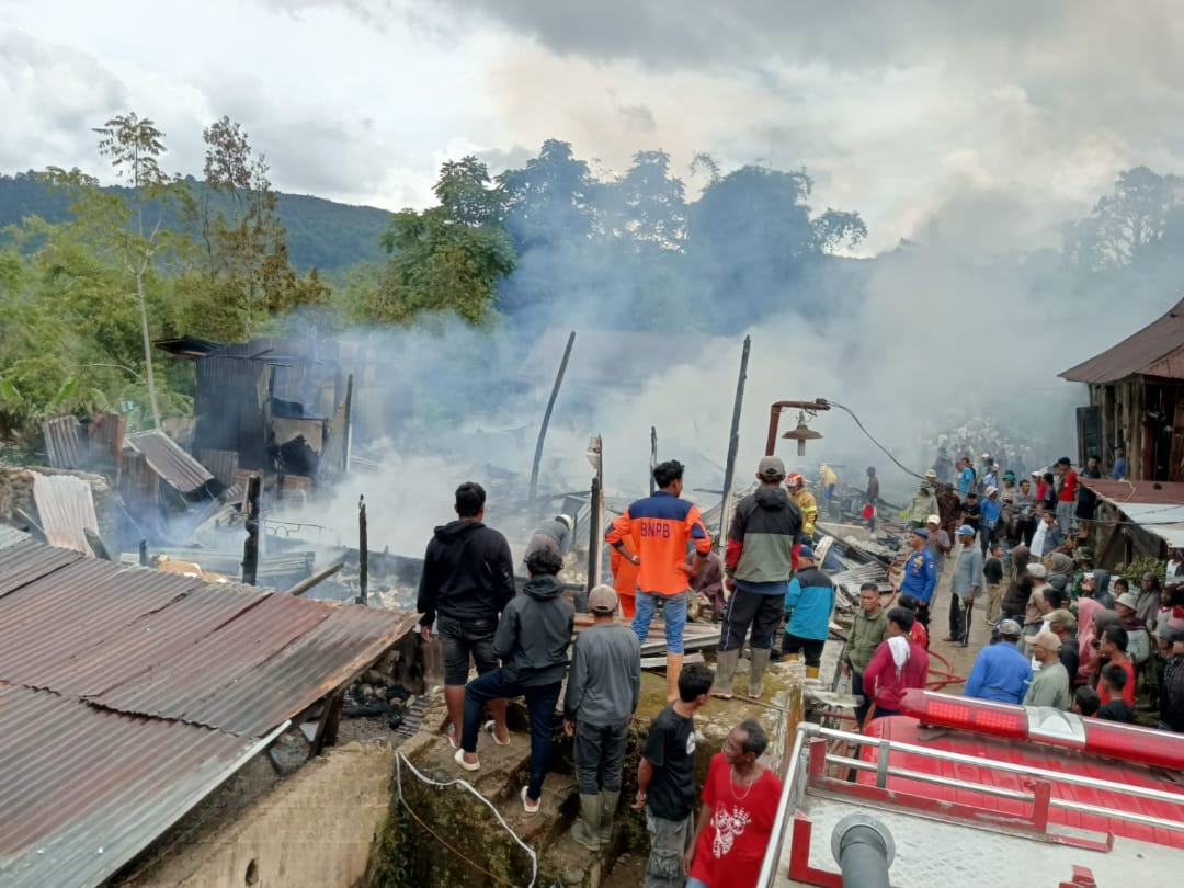 Kebakaran menghanguskan empat rumah warga di Sungai Landia, Agam, Sumatera Barat. Kerugian akibat peristiwa ini diperkirakan mencapai Rp650 juta.