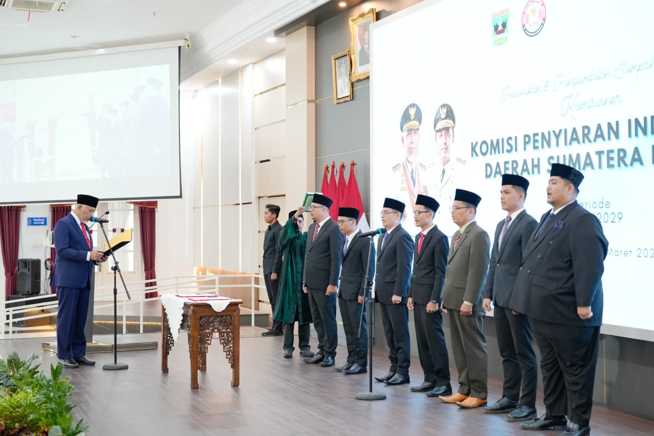 Gubernur Sumbar Mahyeldi melantik tujuh komisioner KPID Sumbar periode 2026&ndash;2029 di Auditorium Gubernuran untuk memperkuat pengawasan penyiaran di daerah.