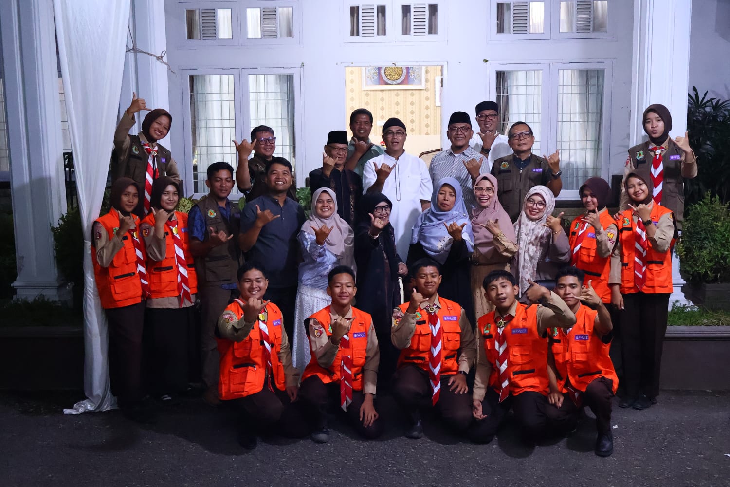 Kwarcab 0314 Pramuka Payakumbuh menyalurkan 70 paket sembako kepada masyarakat dan anak tahfidz menjelang Idul Fitri 1447 H dipimpin Ketua Kwarcab Rida Ananda.