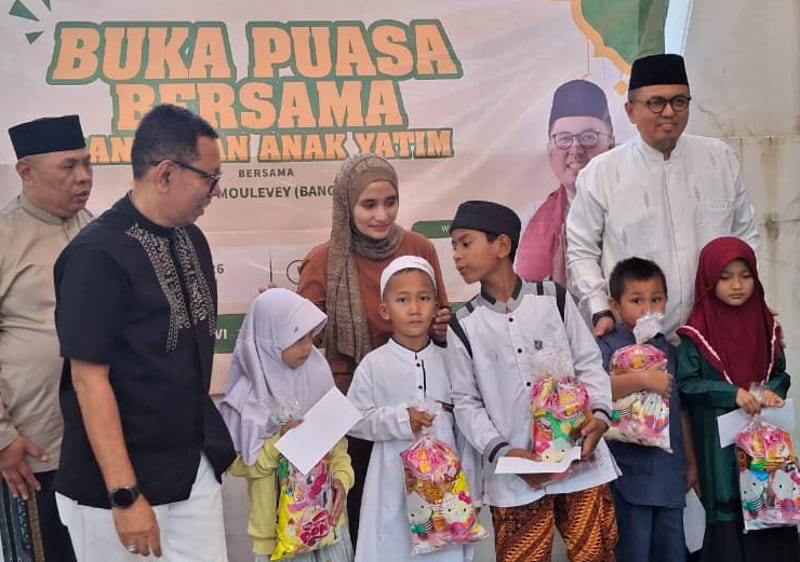 Braditi Moulevey menggelar buka puasa bersama dengan warga sekitar, khususnya anak yatim dan fakir miskin, di kediamannya kawasan Duren Sawit, Jakarta Timur.(Foto: IST)