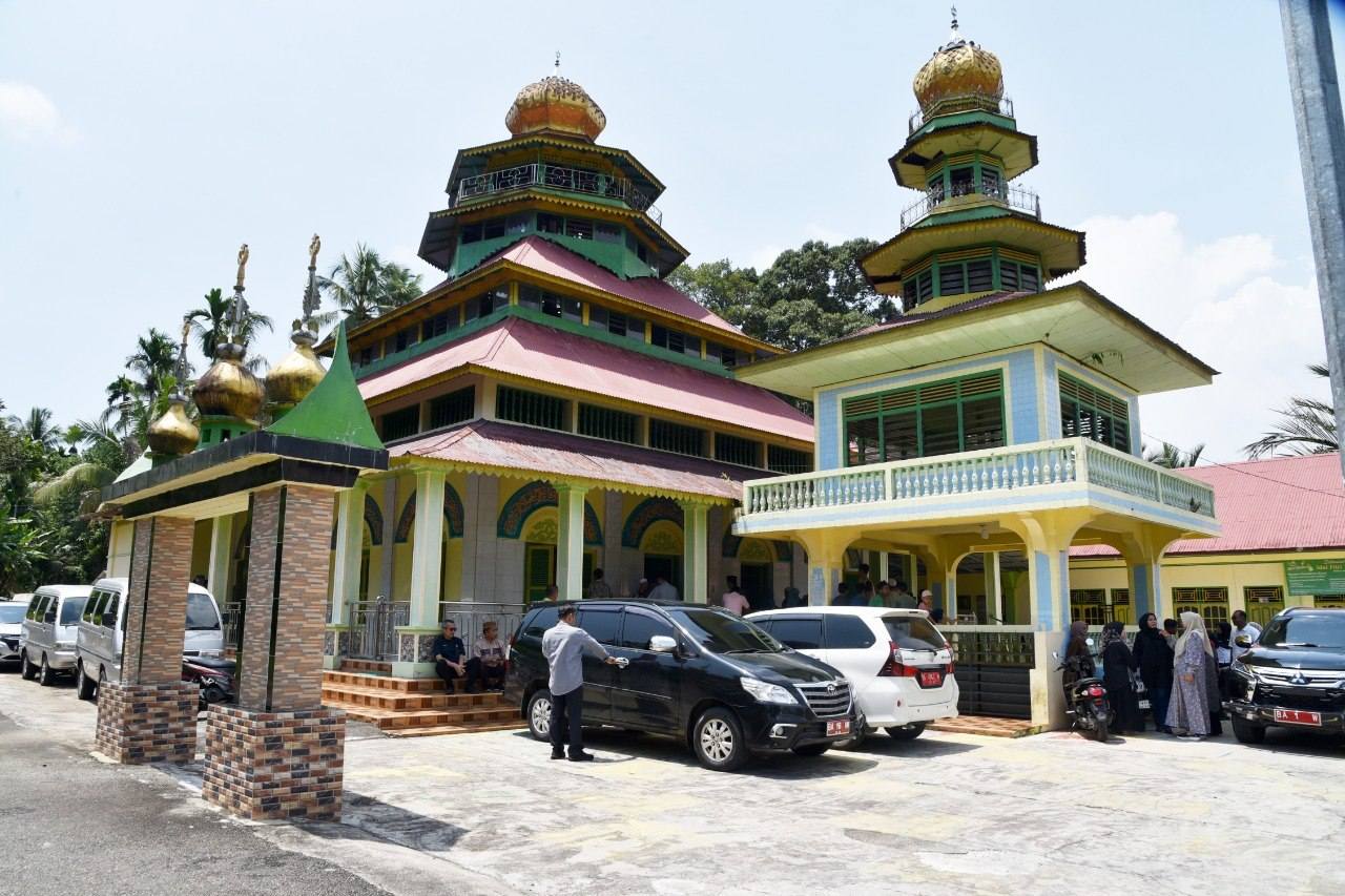 Wali Kota Pariaman Yota Balad memimpin Tim Safari Ramadhan ke Masjid Raya Koto Marapak dan menyerahkan bantuan Rp7,5 juta untuk mendukung kegiatan keagamaan.