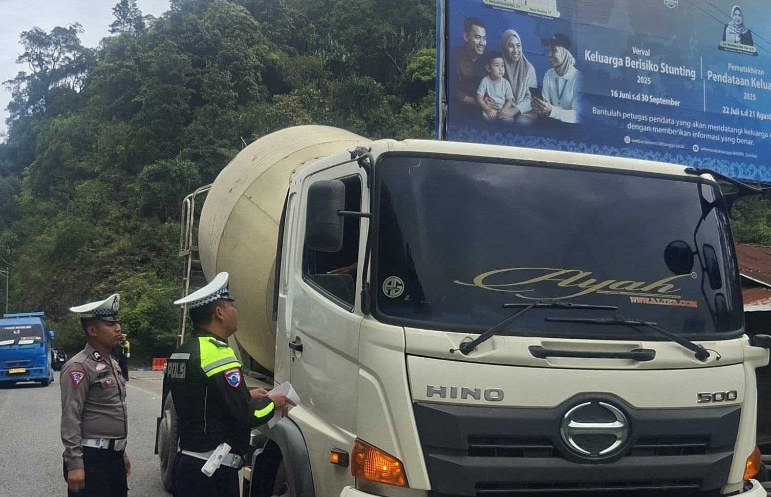 Satlantas Polres Solok membatasi operasional truk sumbu tiga di Simpang Pintu Angin menjelang mudik Lebaran 2026 untuk menjaga kelancaran arus lalu lintas.