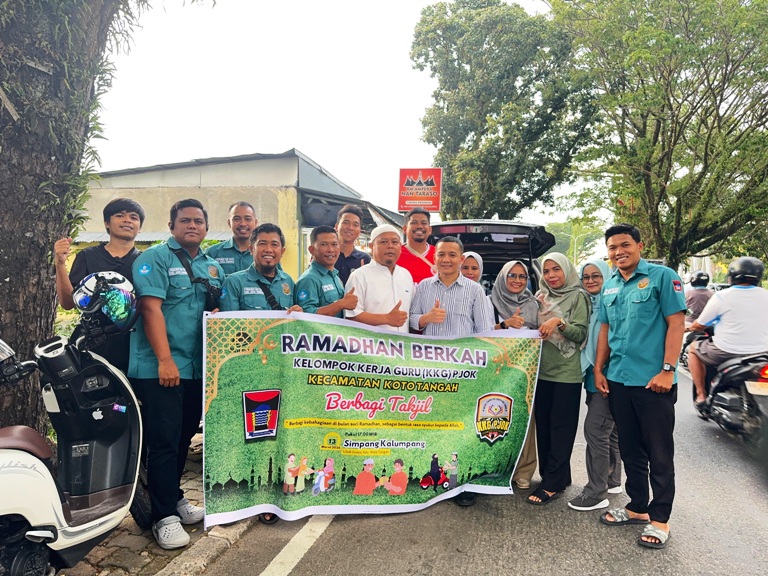 BERBAGI: Kelompok Kerja Guru Olahraga (KKGO) Kototangah melakukan kegiatan aksi sosial. 