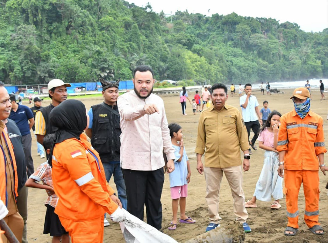 Wali Kota Padang Fadly Amran memimpin gotong royong bersama DLH dan masyarakat dalam pembenahan kawasan Pantai Air Manis menjelang libur Lebaran 2026.(Foto: Prokopim)