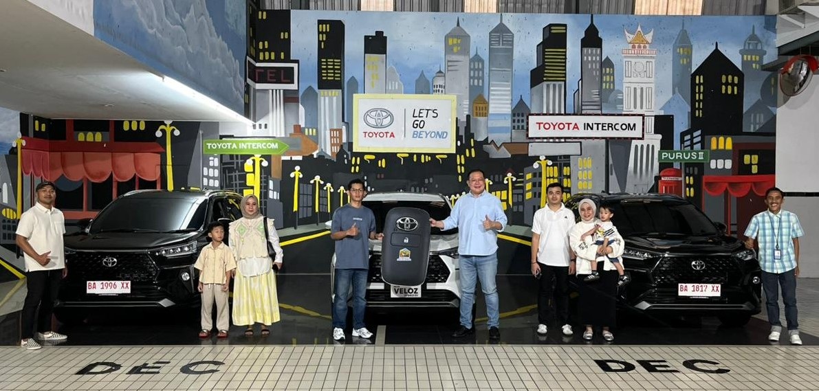 Kepala Cabang Toyota Intercom Padang Tjen Imanuel menyerahkan unit perdana New Veloz Hybrid EV kepada konsumen, Sabtu (15/3).
