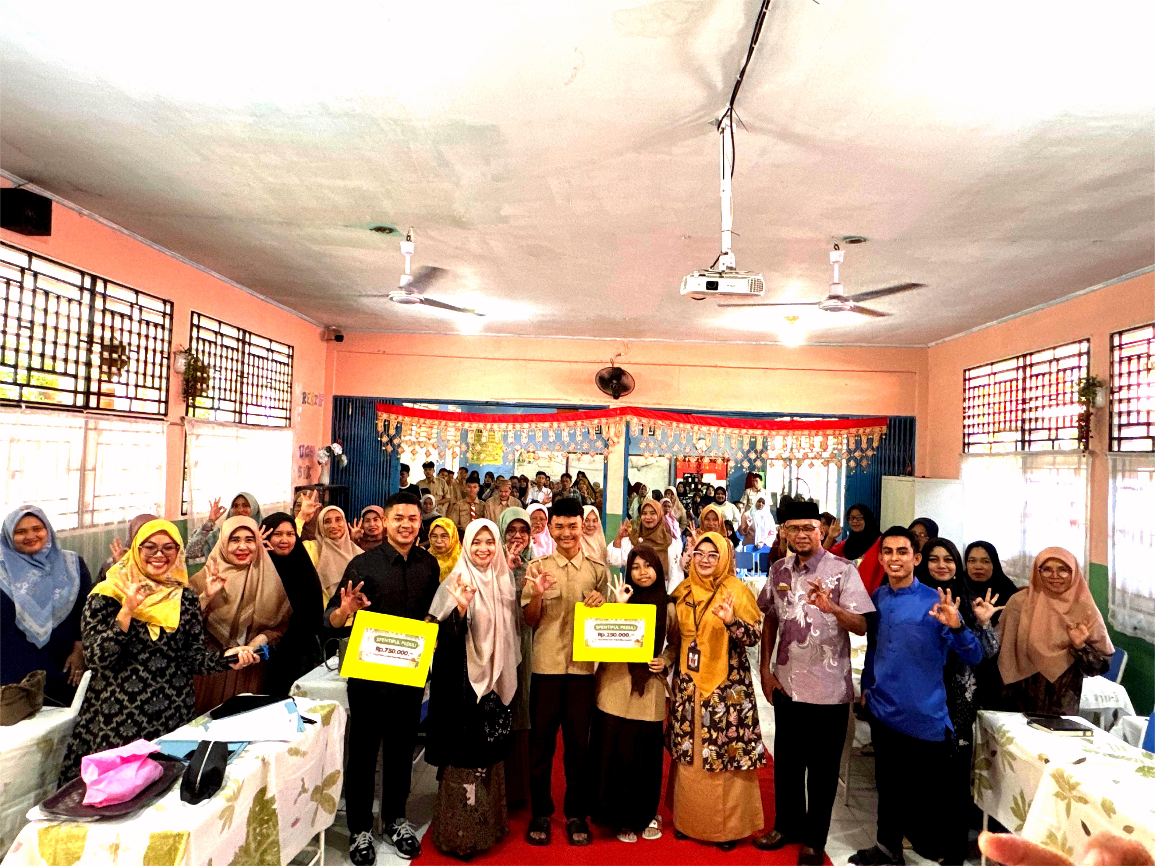 SPENTIPUL PEDULI: SMP Negeri 30 Padang membagikan uang yang terkumpul kepada 56 siswa yatim, piatu, dan kurang mampu, serta sembilan tenaga honorer yang selama ini telah memberikan pengabdian.