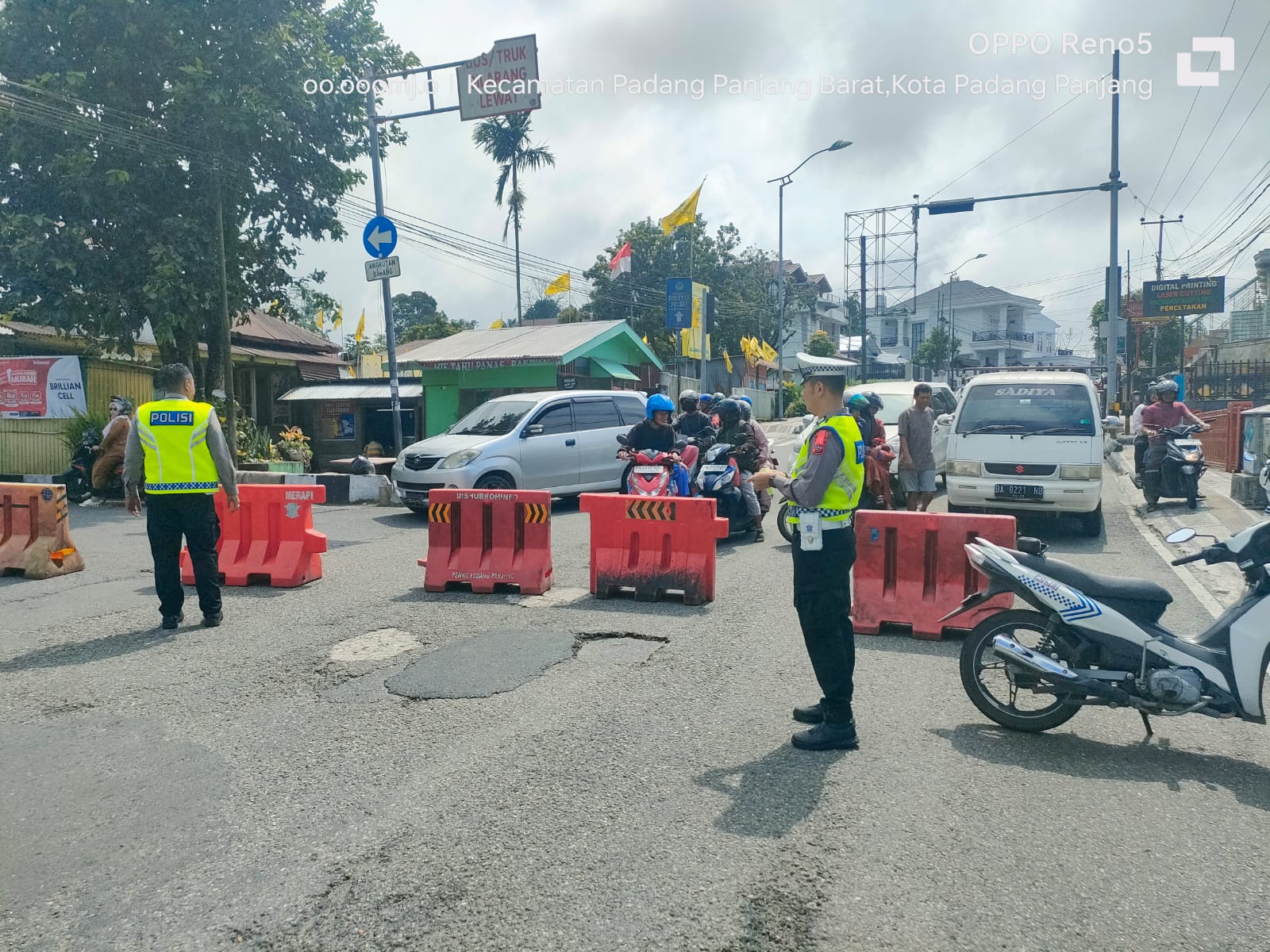 Satlantas Polres Padangpanjang menggelar uji coba sistem satu arah (one way) di Simpang Padang, Kota Padangpanjang, Senin (16/3/2026).