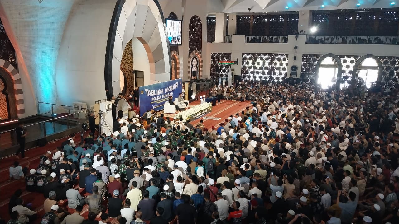 Ribuan jemaah memadati Masjid Raya Syekh Ahmad Khatib Al-Minangkabawi Padang untuk menghadiri tablig akbar Ustaz Abdul Somad, Senin (16/3/2026).