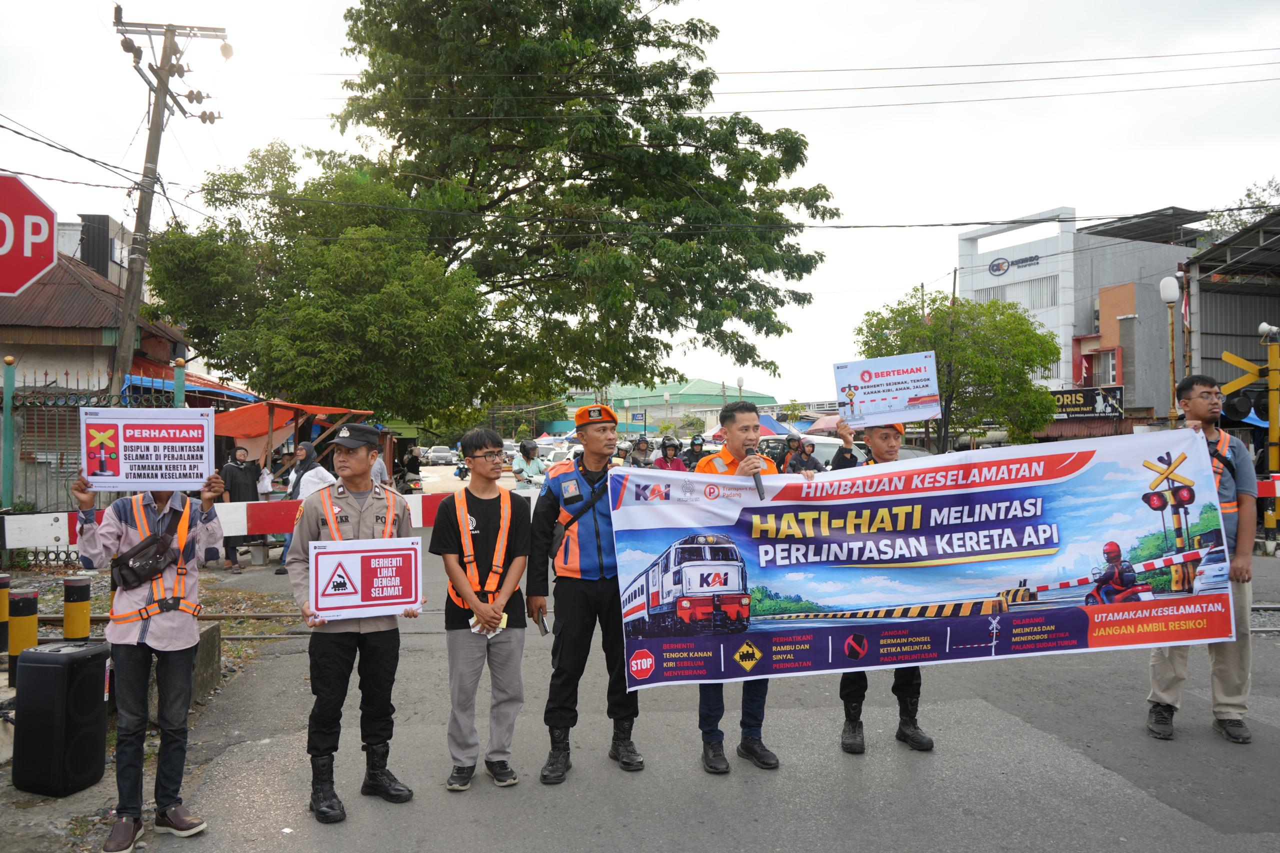KAI Divre II Sumbar gencarkan sosialisasi keselamatan di perlintasan sebidang jelang Angkutan Lebaran 2026 untuk mengurangi risiko kecelakaan di jalur kereta api.