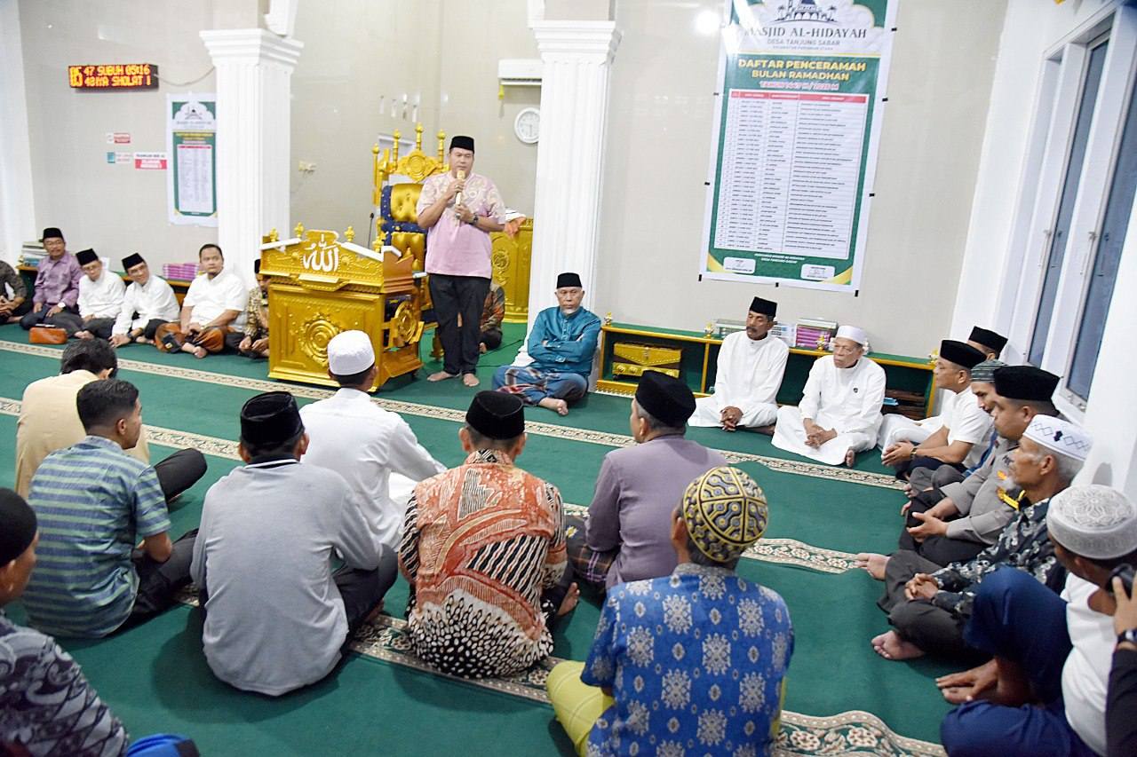 TSR Pemprov Sumbar menyalurkan bantuan Rp25 juta dan 40 Alquran di Masjid Al Hidayah Pariaman. Kunjungan dipimpin Gubernur Mahyeldi dalam rangka Safari Ramadan.