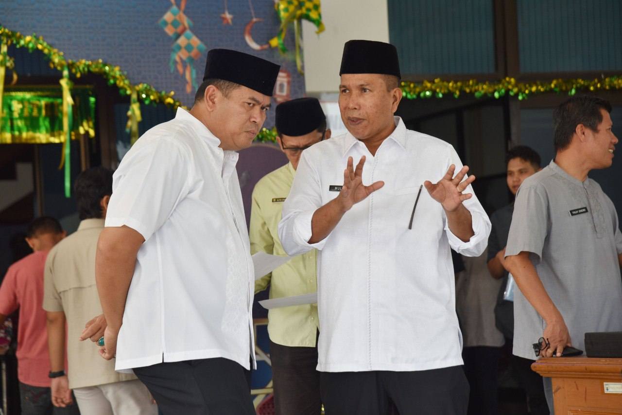 Wako Yota Balad dan Wawako Mulyadi terlihat berbincang serius usai menggelar apel gabungan Aparatur Sipil Negara (ASN) di halaman Balai Kota Pariaman, Senin (16/3/2026).