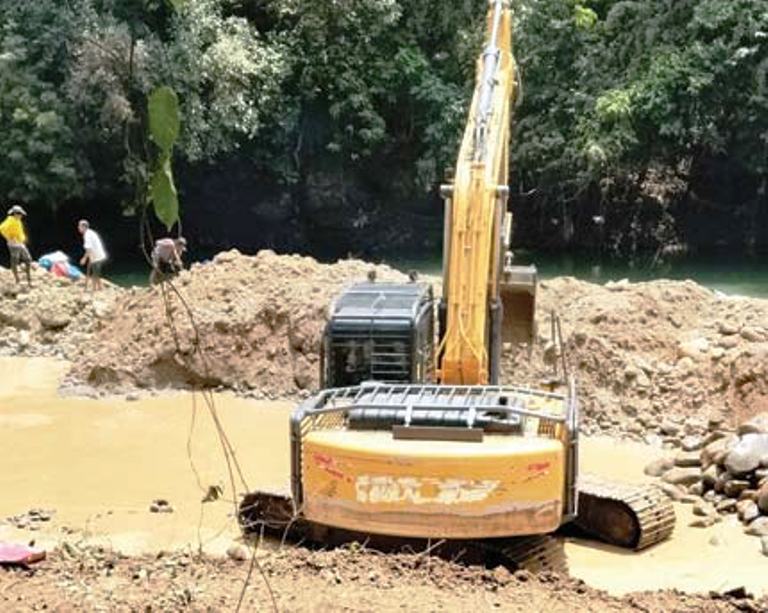 RUSAK LINGKUNGAN: Satu alat berat yang diduga digunakan untuk aktivitas penambangan emas ilegal saat di lokasi tambang di Solok, beberapa waktu lalu.