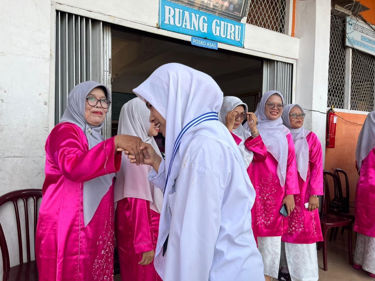 ADAB DI ATAS ILMU: Pancaran karakter santun siswa saat kembali ke sekolah pasca Pesantren Ramadhan. 