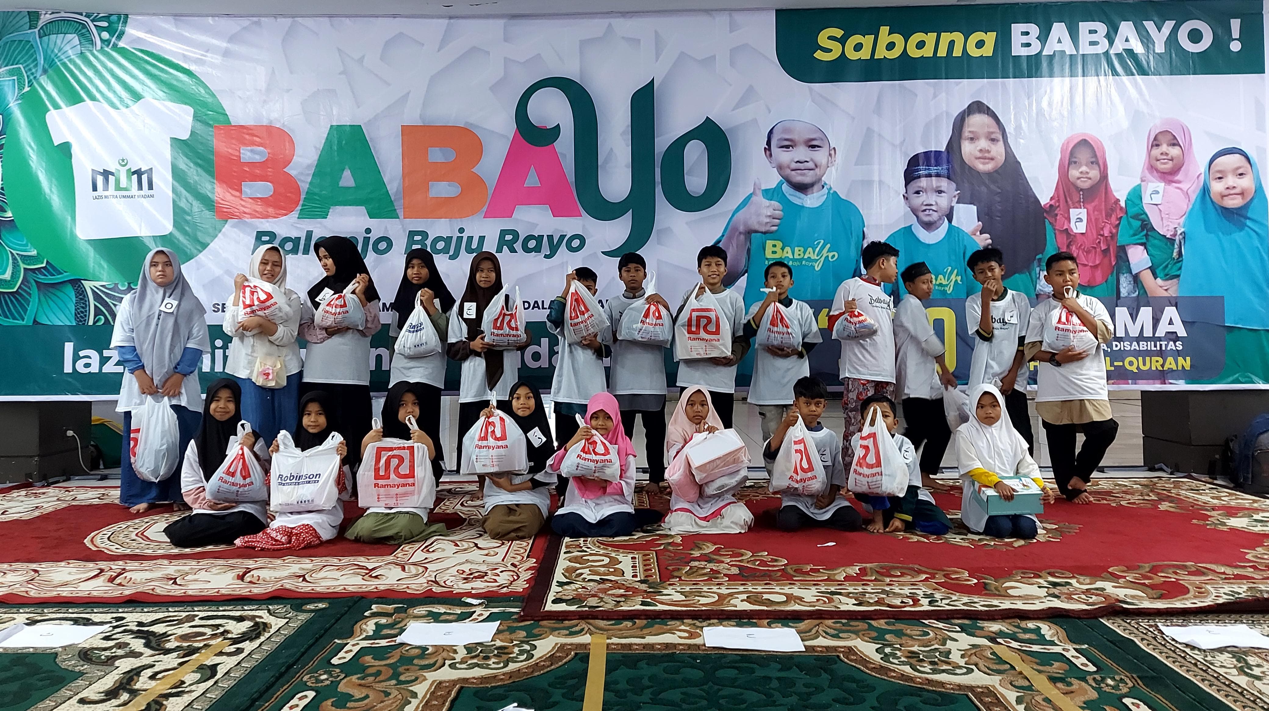 Program BABAYO XI di Padang ajak 500 anak yatim, dhuafa, disabilitas, dan santri tahfiz belanja baju lebaran gratis di Plaza Andalas.