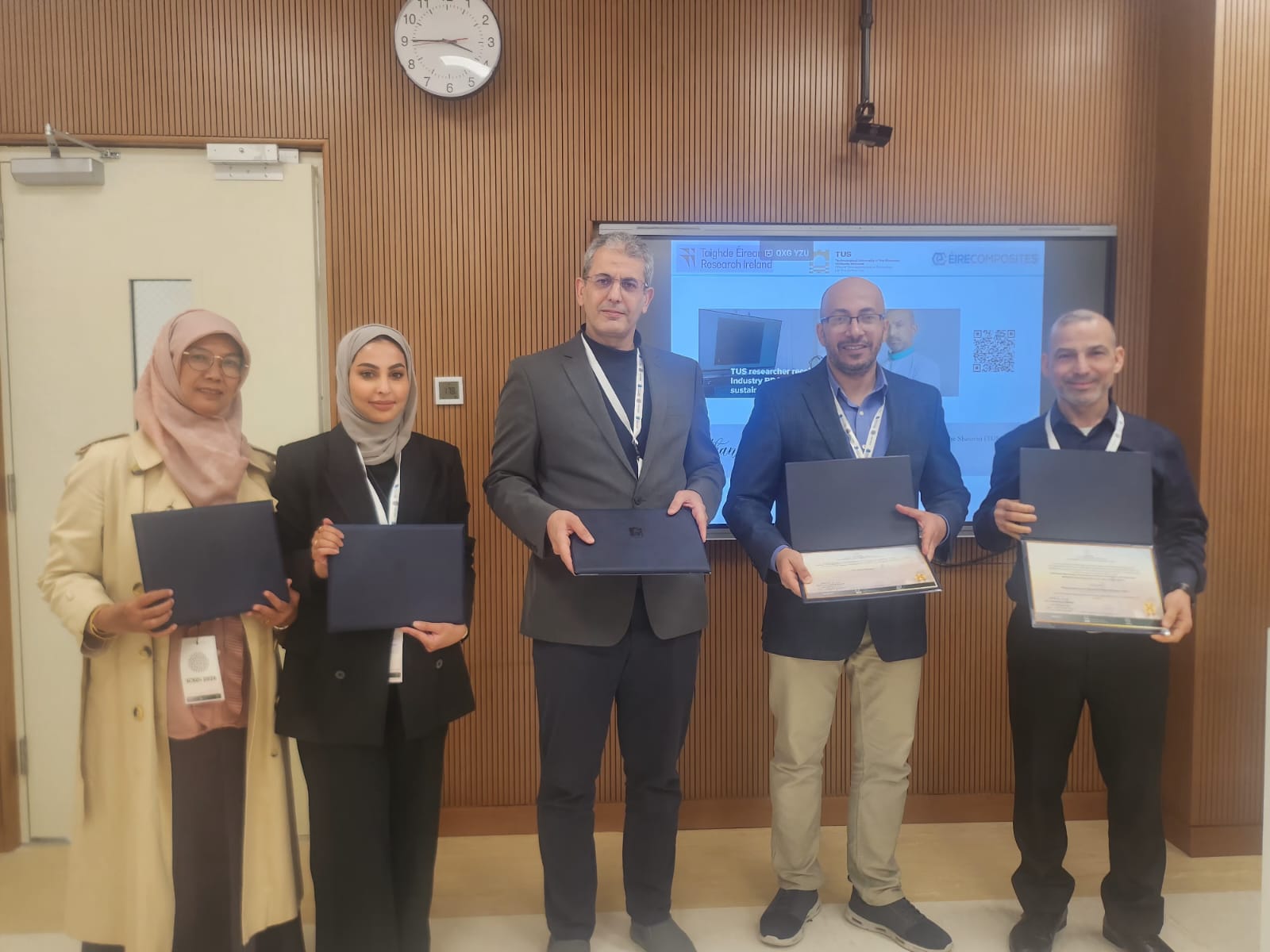 Masrilayanti (kiri) menerima sertifikat presenter ICSDI 2026 di Riyadh, Arab Saudi, 9 Februari 2026 lalu.