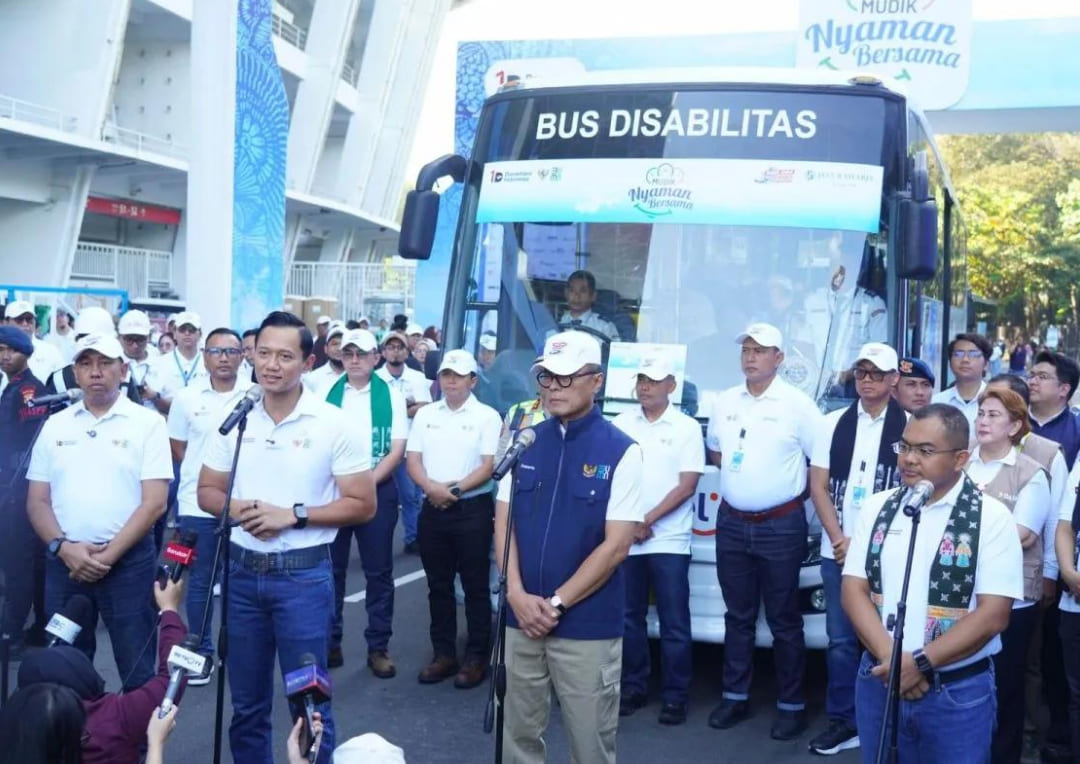 Agus Harimurti Yudhoyono bersama Kepala BP BUMN Dony Oskaria melepas keberangkatan peserta Mudik Gratis BUMN 2026 di Ring Road Gelora Bung Karno, Jakarta, Selasa (17/3/2026).(Foto: Humas)