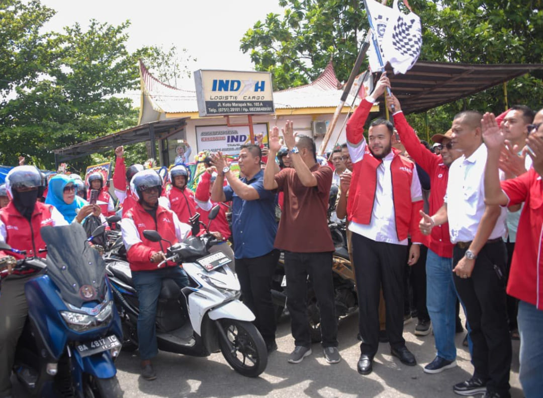 Wali Kota Padang Fadly Amran saat meresmikan aplikasi transportasi online Josal di Kantor Indah Logistik Cargo, Padang Barat, Selasa (17/3/2026).(Foto: Prokopim)