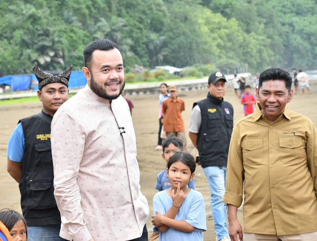 Wali Kota Padang Fadly Amran meninjau kawasan Pantai Air Manis Padang jelang libur Lebaran 2026.(Foto: Prokopim)
