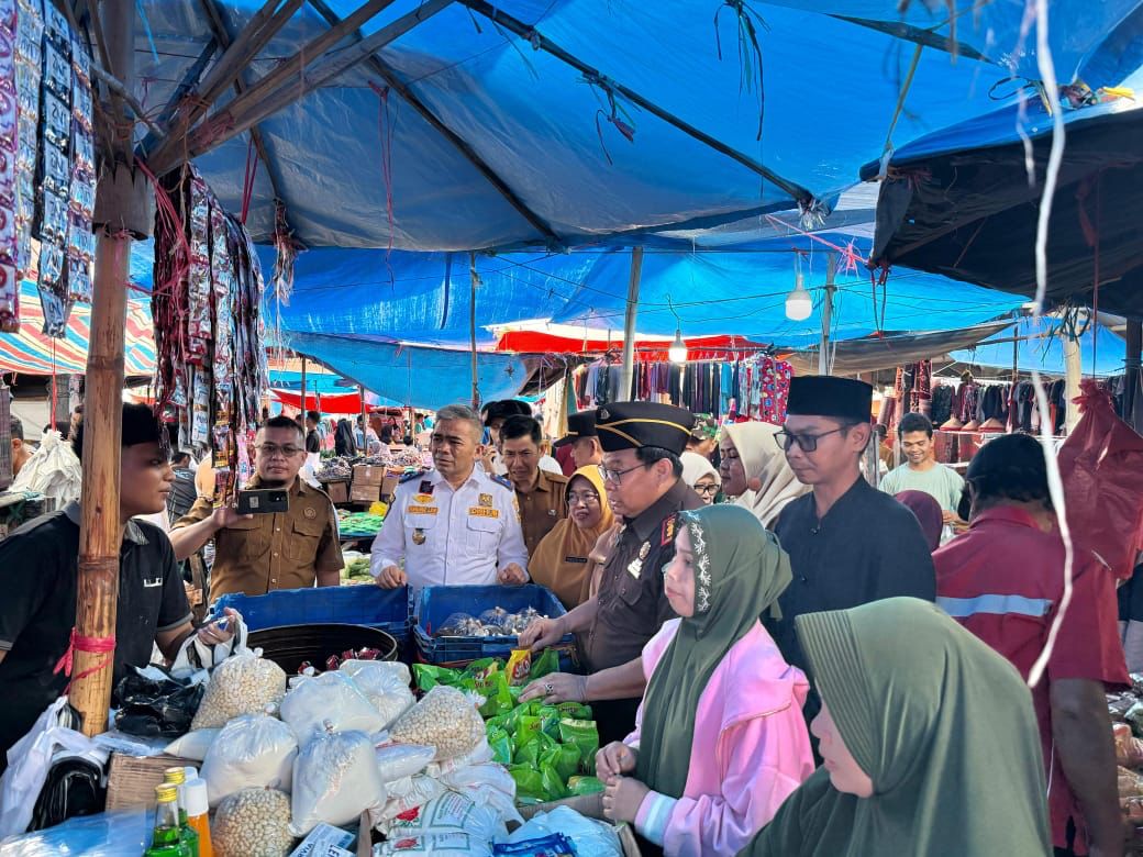 Pemerintah Kabupaten Solok melakukan inspeksi mendadak (sidak) sekaligus pengawasan harga bahan pokok di Pasar Muaropaneh pada Senin (16/3/2026).