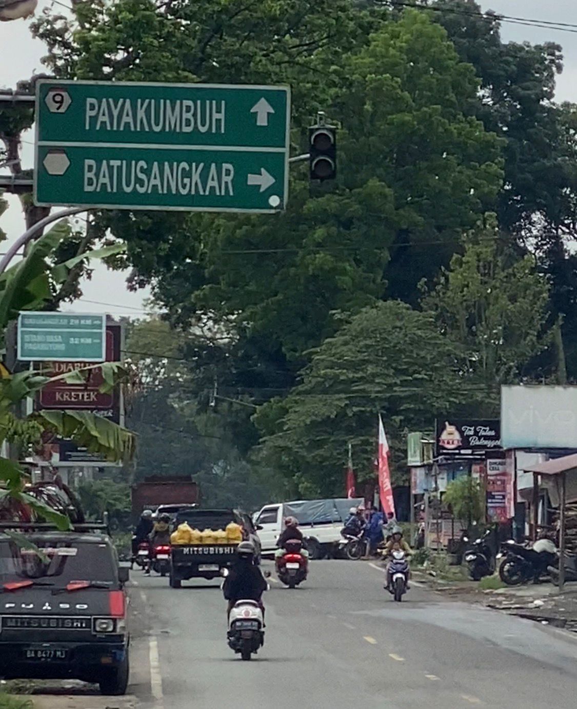 Arus lalu lintas di Simpang Piladang, Limapuluh Kota, meningkat jelang Idulfitri. Kendaraan dari Riau, Sumatera Utara, dan Aceh mulai mendominasi jalur mudik.