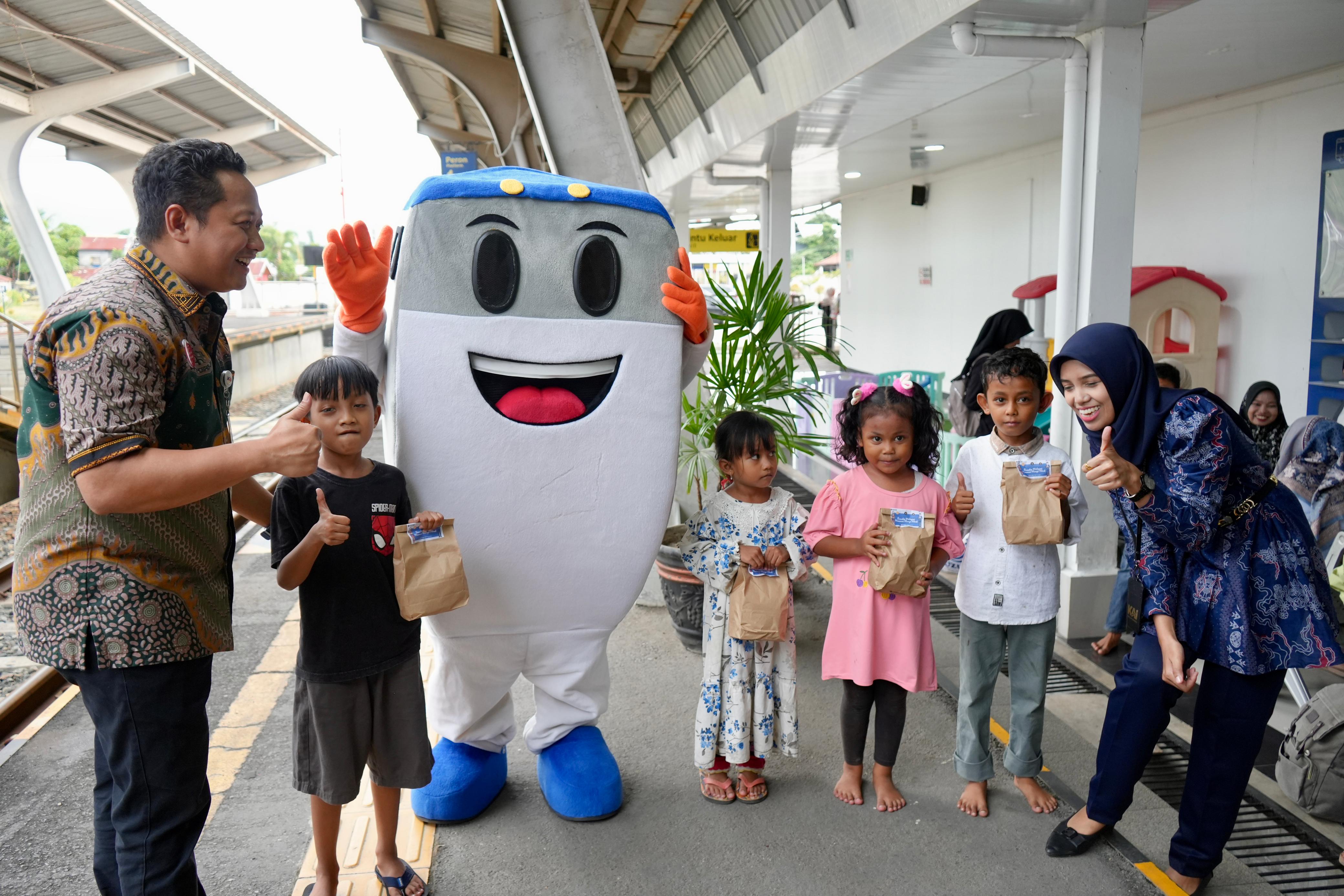 Petugas KAI Divre II Sumbar membagikan takjil dan makanan berbuka puasa gratis kepada penumpang kereta api dan masyarakat di Stasiun Padang, Selasa (17/3/2026).