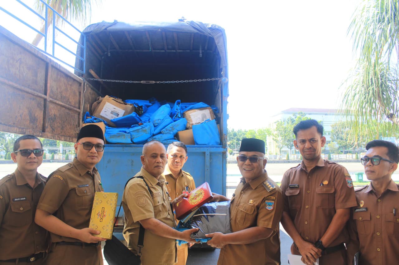 Presiden Prabowo Subianto menyalurkan bantuan perlengkapan ibadah dan pakaian untuk warga terdampak bencana di Pasaman Barat via Kemendagri.