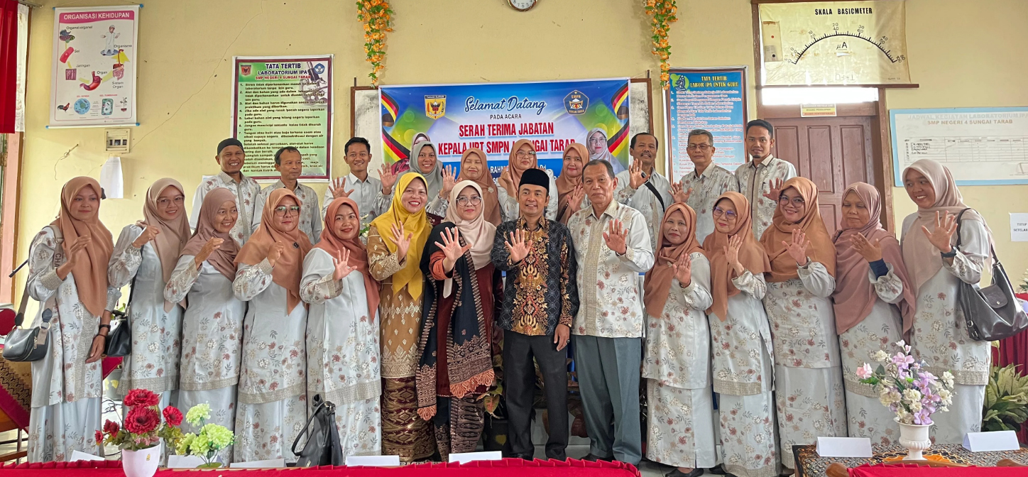 PISAH SAMBUT: Dessi Zuliyanti, M.Pd foto bersama saat serah terima jabatan Kepala UPTD SMPN 4 Sungai Tarab.