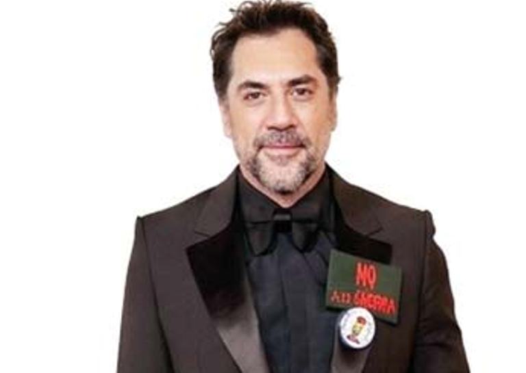 STOP WAR: Aktor asal Spanyol Javier Bardem memakai pin simbol solidaritas dan mengutarakan seruan antiperang di segmen red carpet Academy Award 2026.