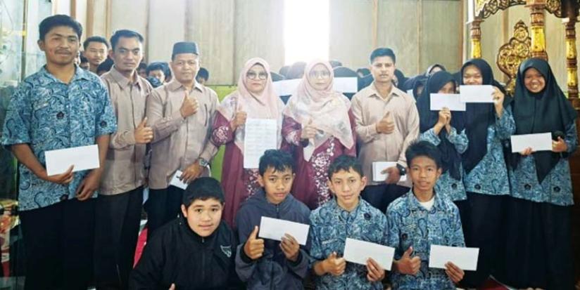 SALURKAN ZAKAT: MTsN 3 Solok saat membagikan zakat fitrah sebesar Rp16.800.000 kepada siswa yang membutuhkan serta guru dan pegawai honorer, Senin (16/3).
