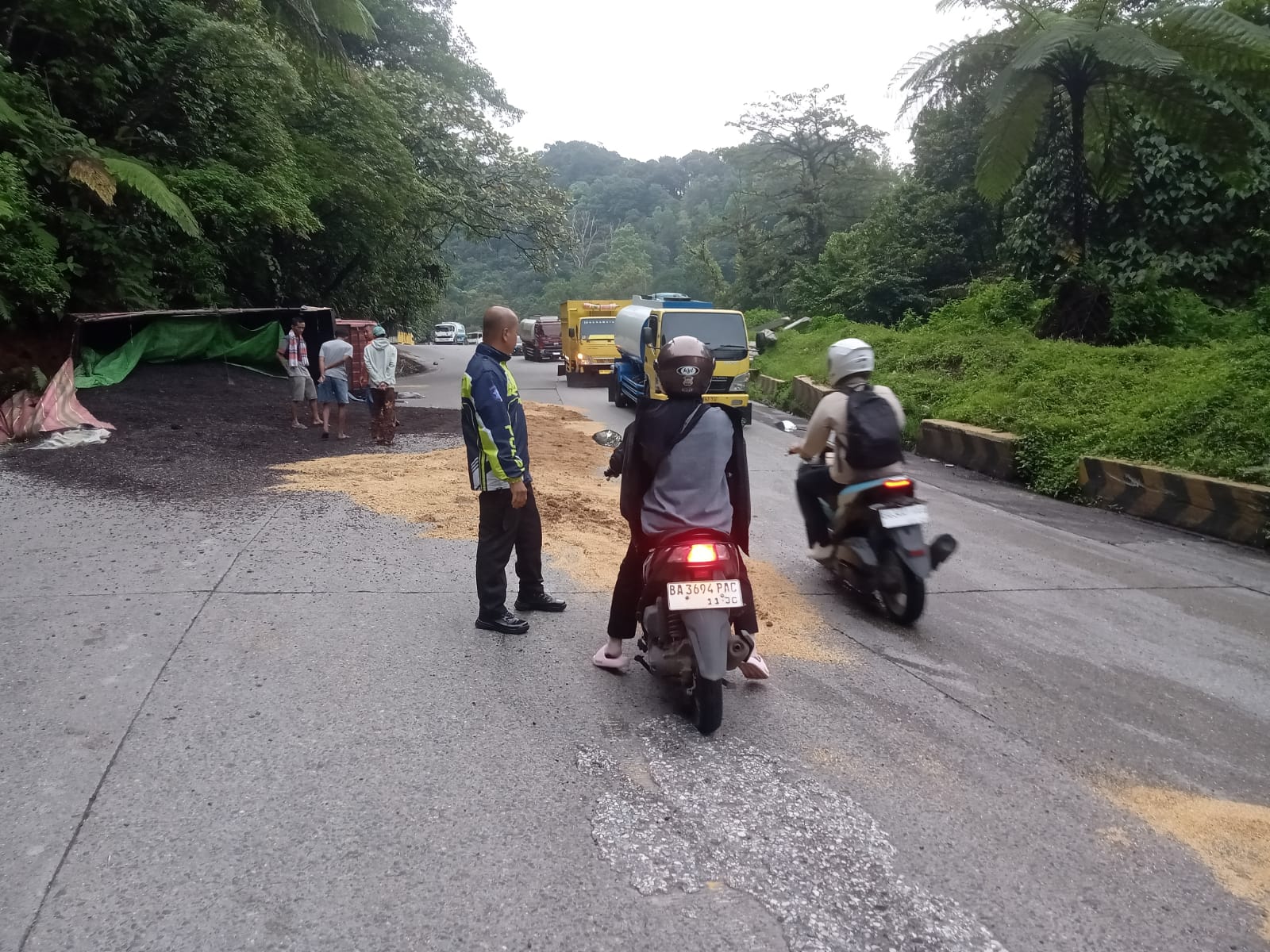 Truk muatan cangkang sawit tidak kuat nanjak lalu mundur hingga rebah kuda di kawasan Tunggua Panorama II, Sitinjaulauik, Kota Padang, Selasa pagi (17/3/2026). 