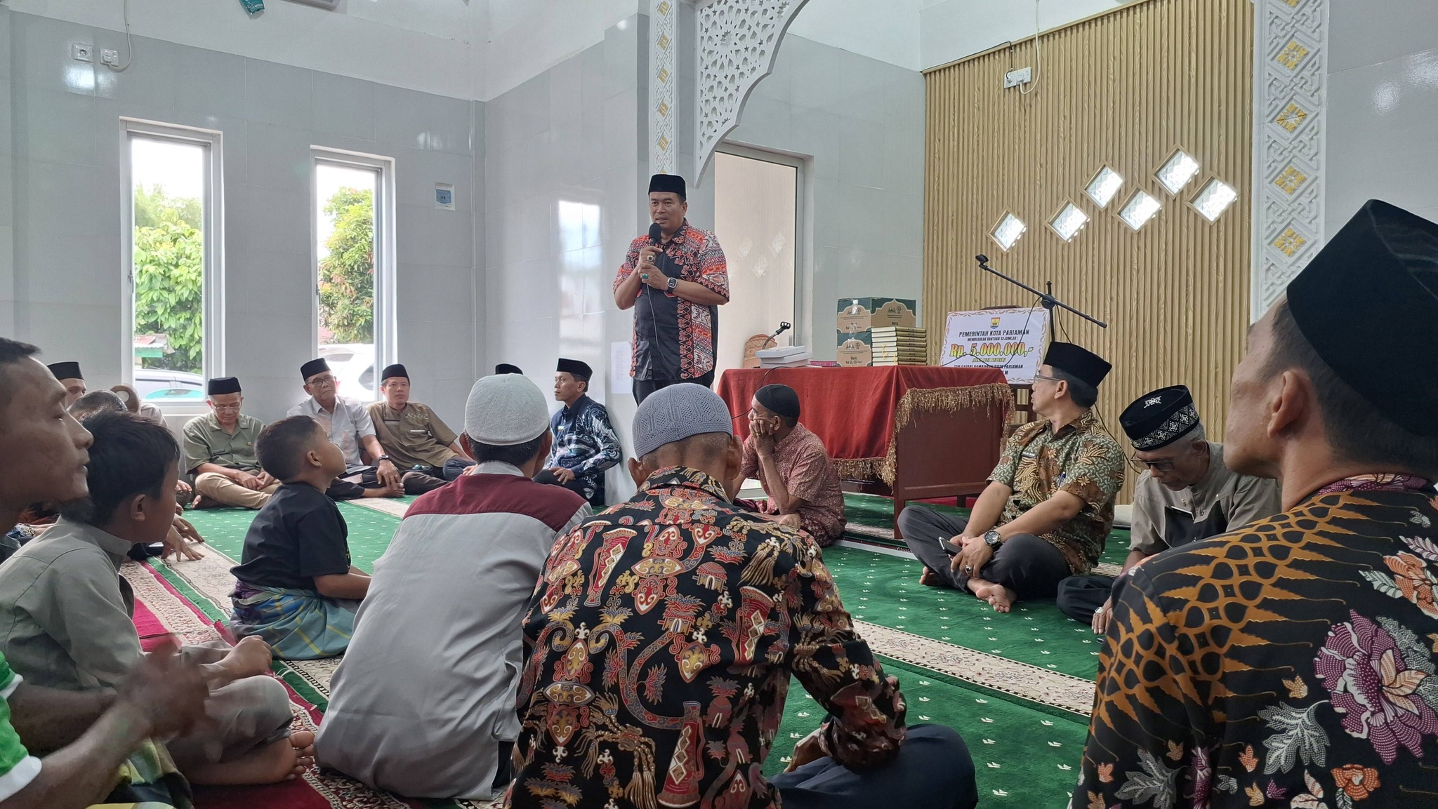 Wali Kota Pariaman Yota Balad saat Safari Ramadan di dua mushalla Kota Pariaman, Selasa (17/3/2026).