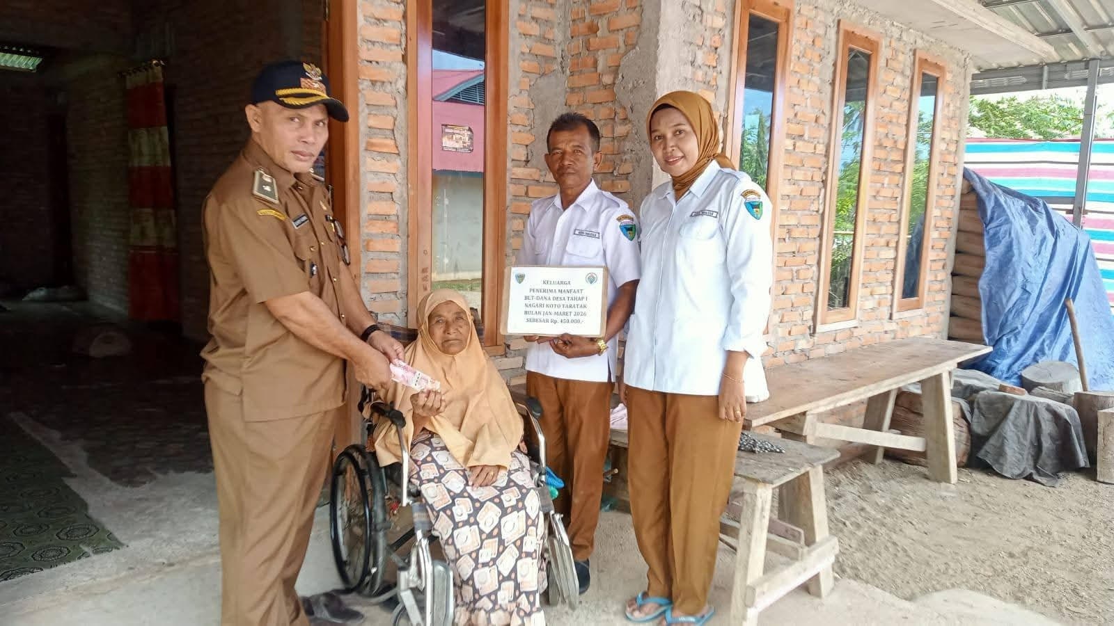 Wali Nagari Kototaratak, Suherfamin menyerahkan bantuan BLT Dana Desa kepada penerima manfaat, kemarin. 