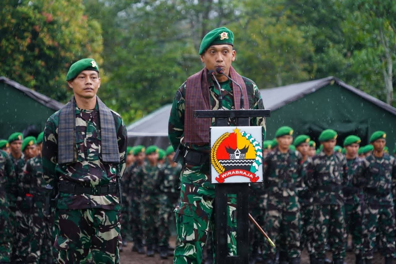 Upacara penyambutan kedatangan 542 prajurit Yonif TP 951/Pandeka Marapi di Lapangan Nagari Simawang, Kecamatan Rambatan, Selasa (17/3). 