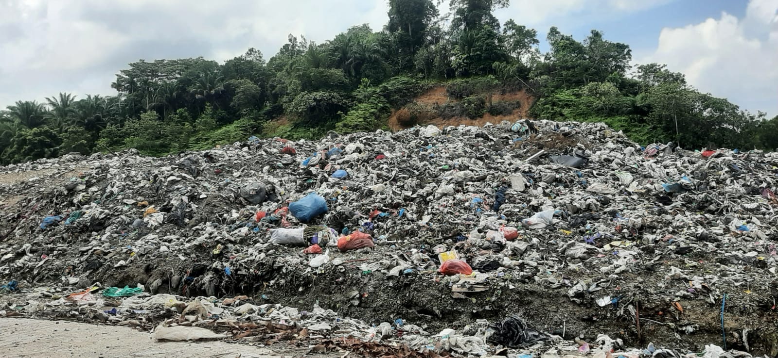 Kondisi sampah di Tempat Pembuangan Akhir (TPA) Cumateh di Lubukbasung kian mengkhawaritkan, Selasa (17/3). 