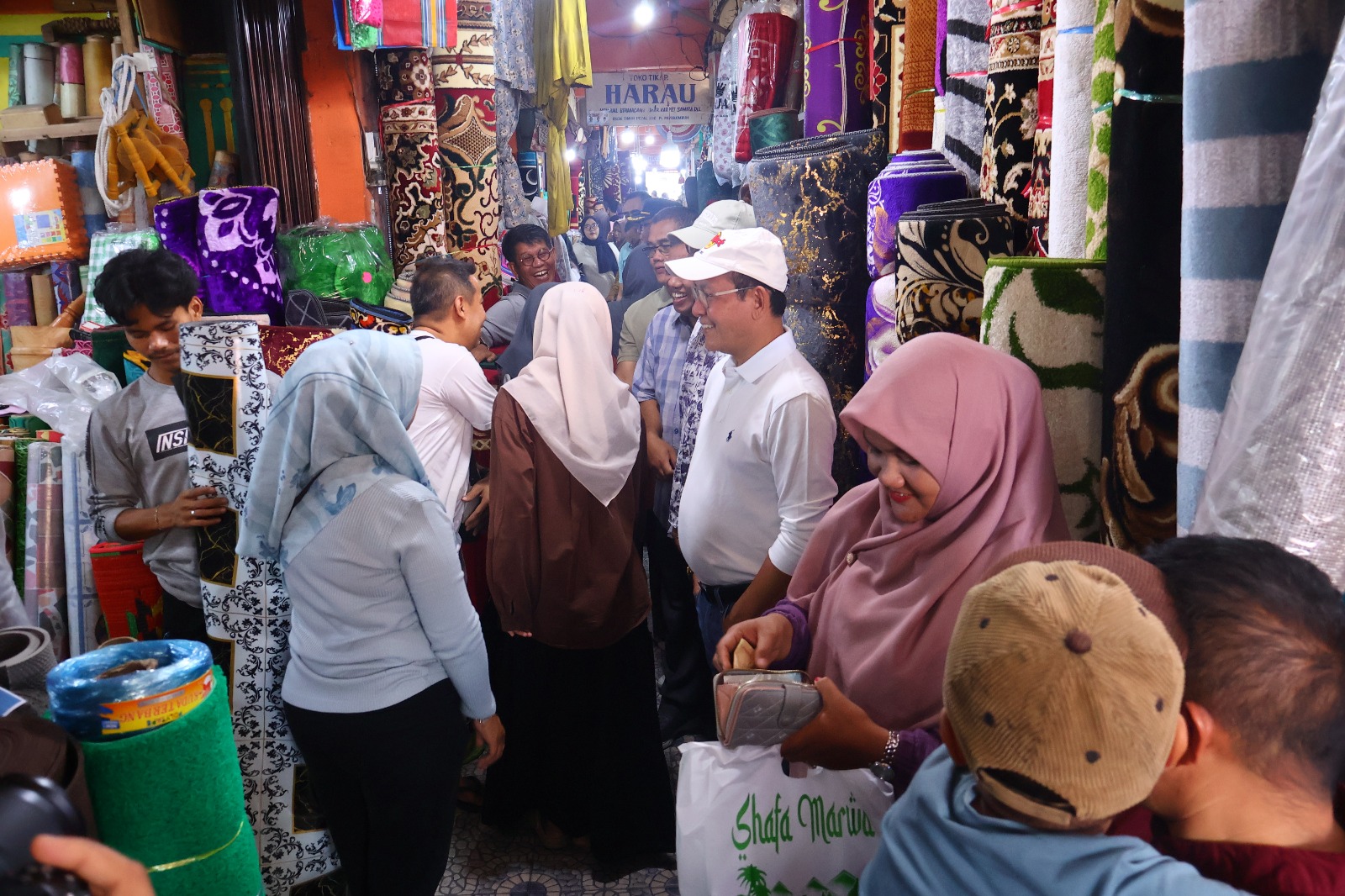 Wali Kota Payakumbuh Zulmaeta tinjau pasar jelang Lebaran 2026, aktivitas ekonomi meningkat, arus lalu lintas mulai padat dan warga diimbau utamakan keselamatan.