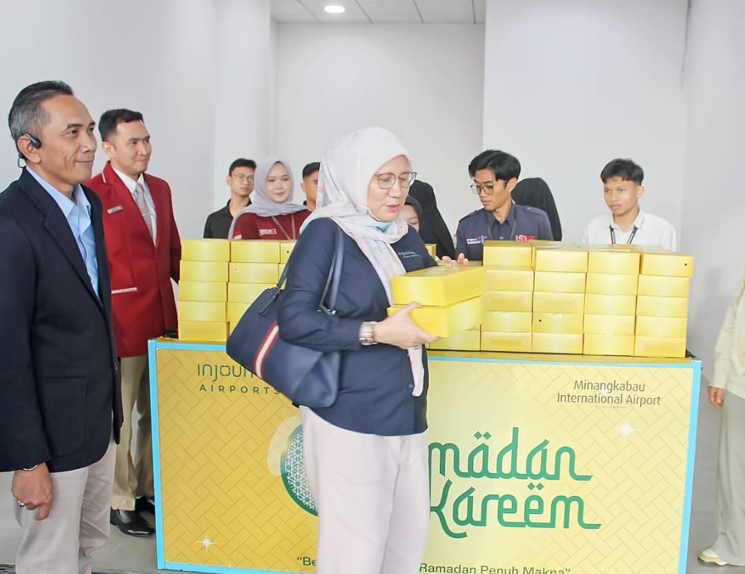 Komisaris Independen Angkasa Pura Indonesia, Imelda Sari, meninjau layanan kepada penumpang di Bandara Internasional Minangkabau, Selasa (17/3/2026).(Foto: IST)