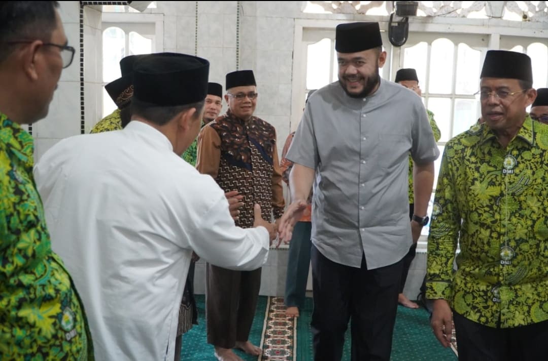 Wali Kota Padang Fadly Amran bersama PW DMI Sumbar saat mengikuti Safari Ramadhan di Masjid Jami&rsquo; Bungo Pasang, Koto Tangah, Rabu (18/3/2026).(Foto: Prokopim)
