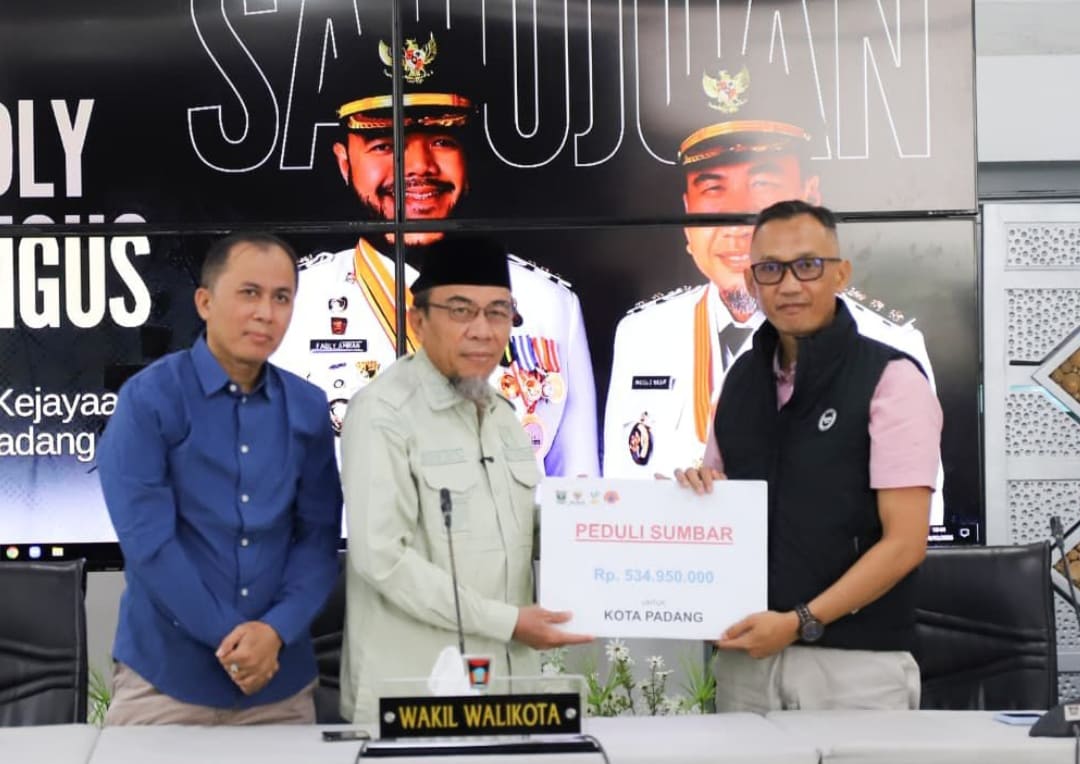Wakil Wali Kota Padang, Maigus Nasir, menerima bantuan Rp534,95 juta dari Kabid RR BPBD Sumbar, Joko Siswoyo, untuk korban bencana hidrometeorologi di Padang.(Foto: Prokopim)