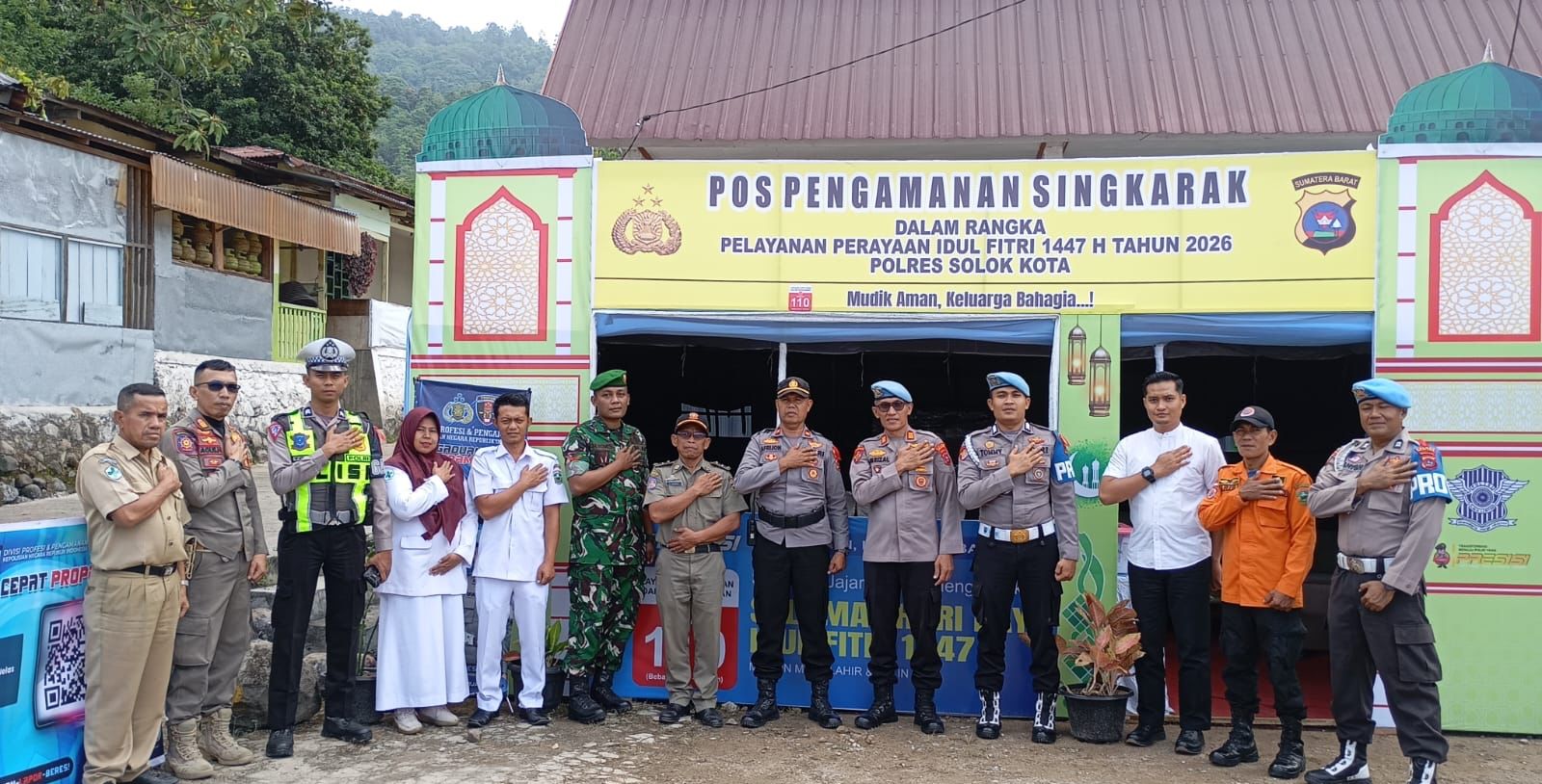 Petugas dari Seksi Profesi dan Pengamanan (Propam) melakukan inspeksi langsung terhadap personel yang bertugas di Pos Pelayanan (Posyan) Operasi Ketupat di wilayah Kota Solok.